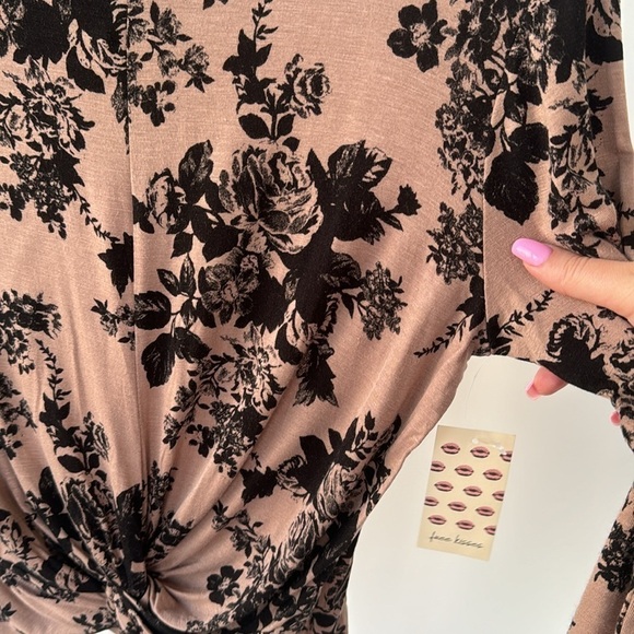 Free Kisses Black Flowers Roses Print Beige Long Sleeve Crop Top Size Large - Picture 4 of 7